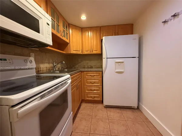 $1,750 | 8607 Southwest 68th Court, Unit 24, Pinecrest, FL 33156