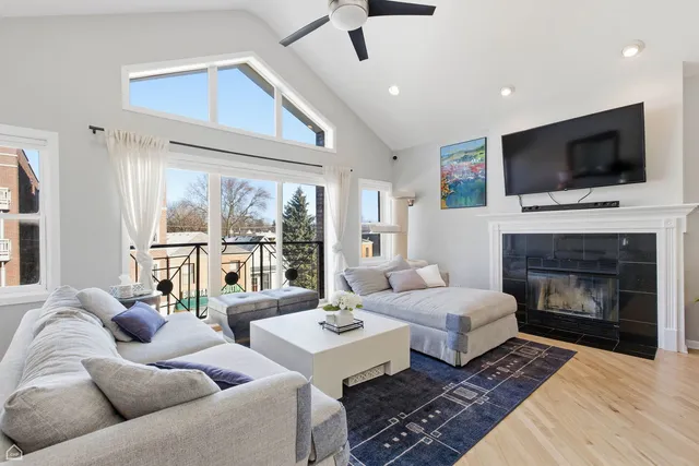 $475,000 | 2249 West Foster Avenue, Unit 3, Chicago, IL 60625