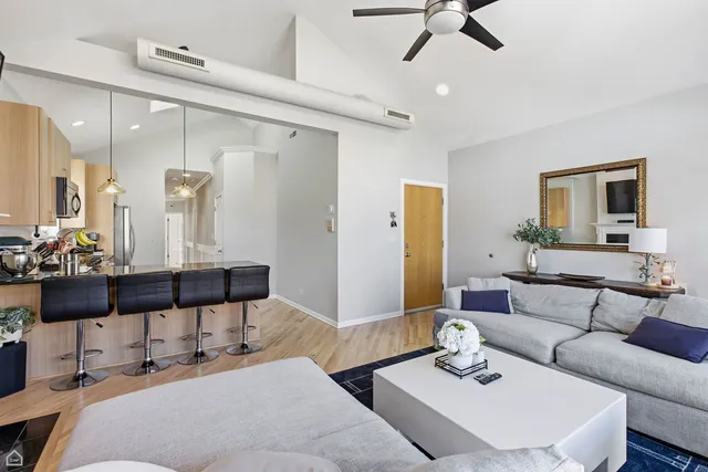 $475,000 | 2249 West Foster Avenue, Unit 3, Chicago, IL 60625