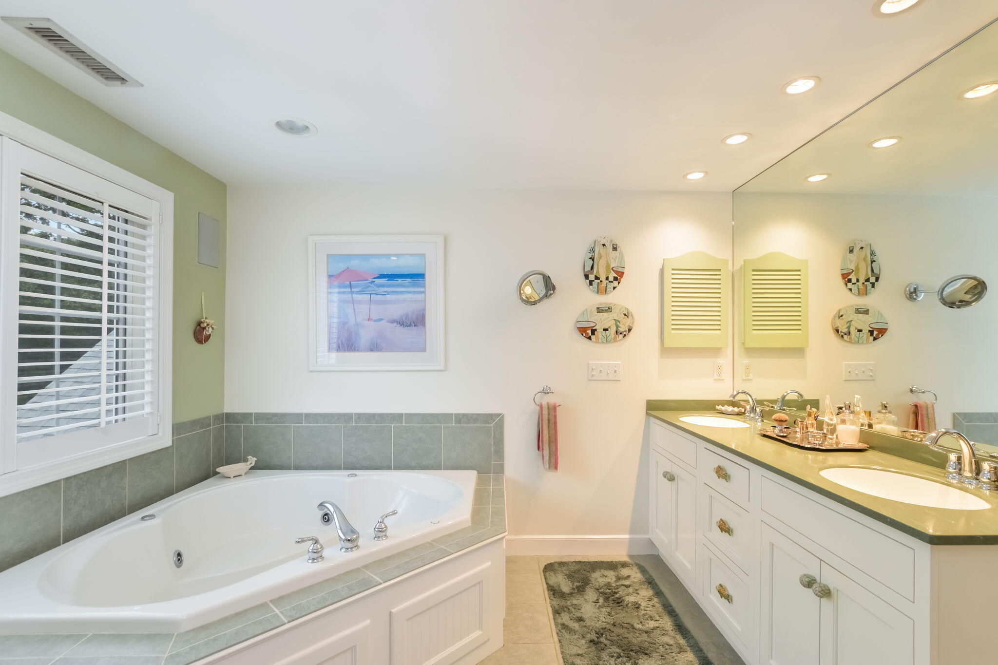 195 Cotuit Road, Unit 8 Marstons Mills, MA 02648 - Photo 28 of 46 a bathroom with a bathtub and a sink