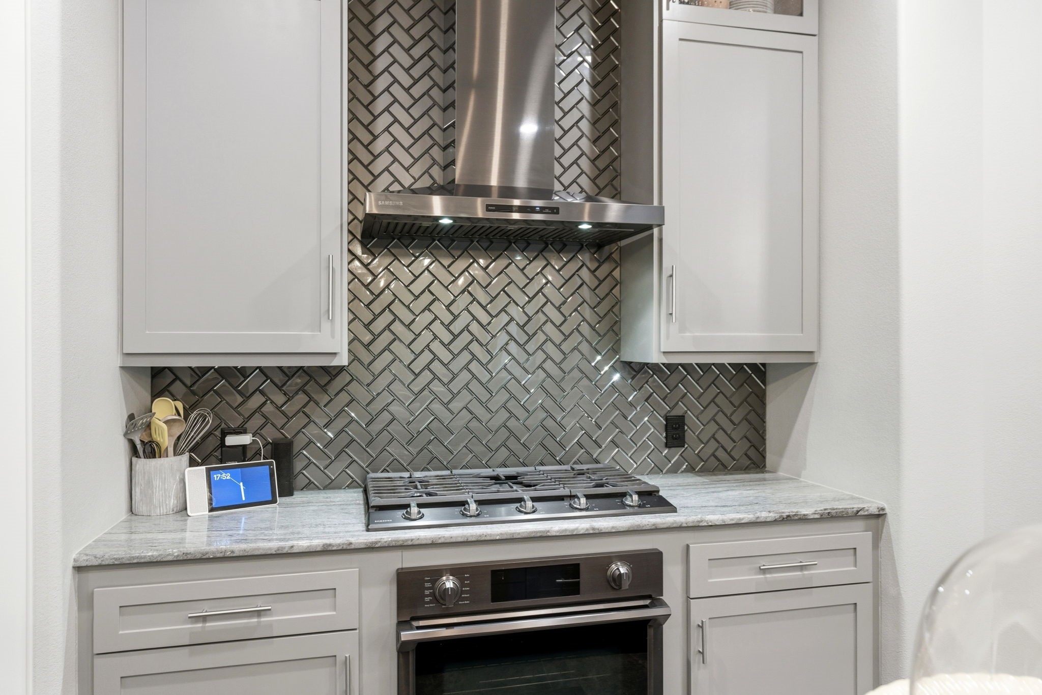 280 Sundog Road Huntsville, TX 77340 - Photo 18 of 50 Gas cooktop with sleek stainless vent hood and flex oven below allows two dishes to cook simultaneously and can also be used with convection. The kitchen also features a wall oven and microwave with convection capability.