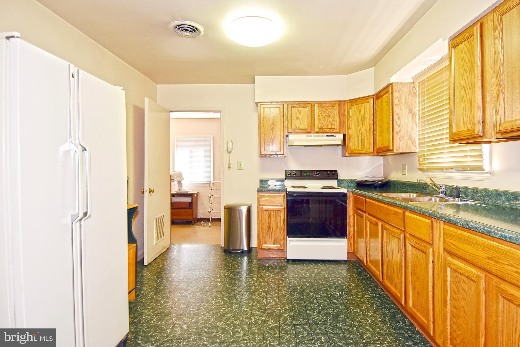 6107 Manor Road Clinton, MD 20735 - Photo 11 of 24 Kitchen