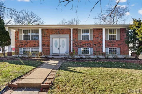 $390,000 | 821 Courtland Place, Manchester, MO 63021