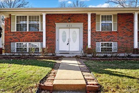 $390,000 | 821 Courtland Place, Manchester, MO 63021