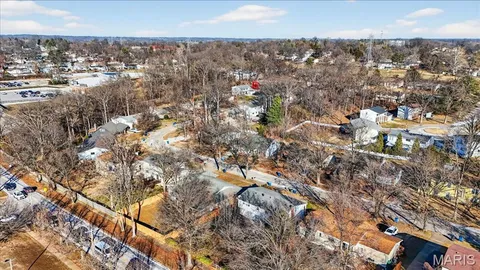$390,000 | 821 Courtland Place, Manchester, MO 63021