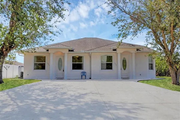 a view of a house with backyard and garden