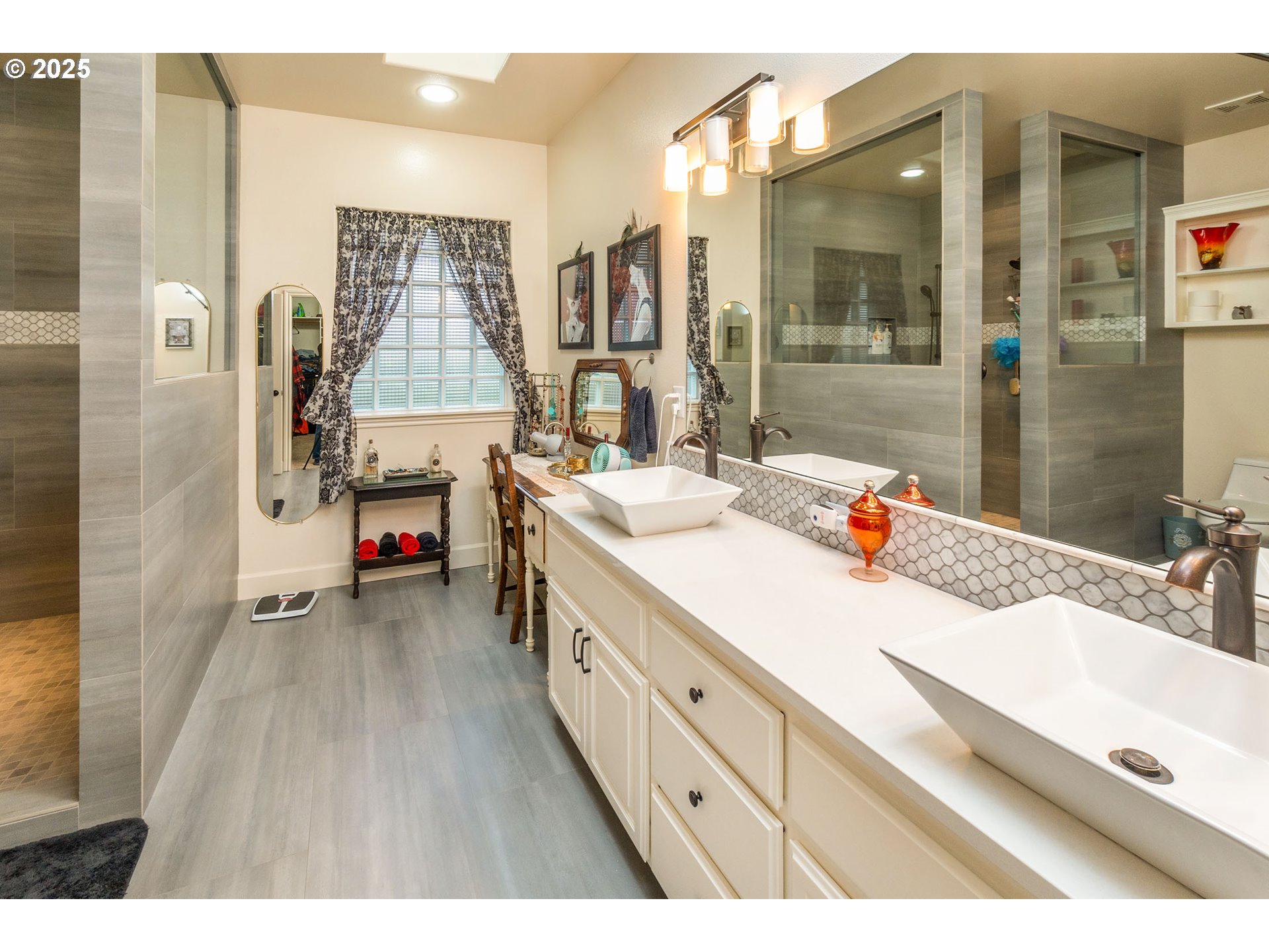 8830 Merlin Drive Redmond, OR 97756 - Photo 19 of 32 a bathroom with a tub sink and mirror