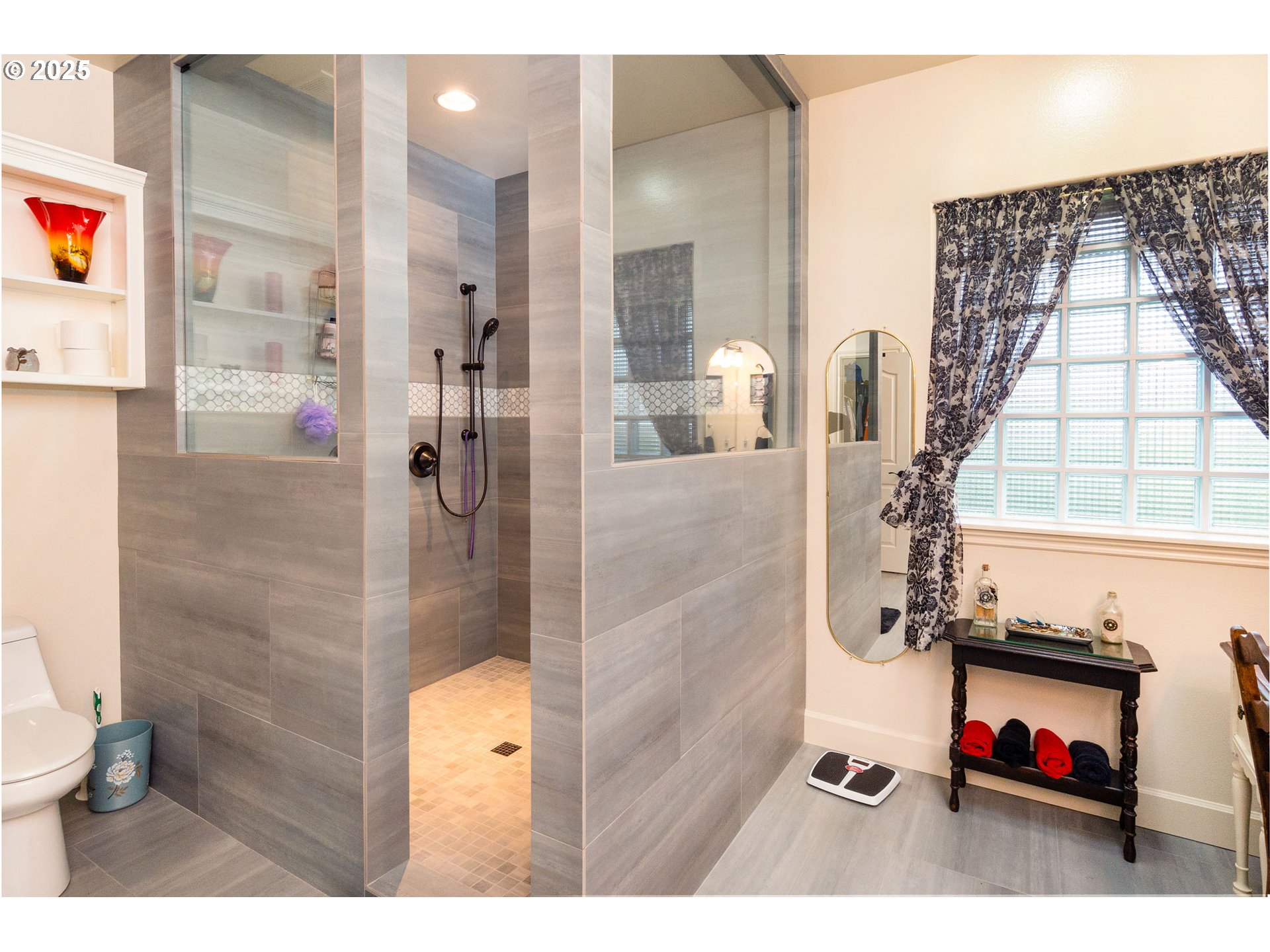 8830 Merlin Drive Redmond, OR 97756 - Photo 20 of 32 a bathroom with a toilet and a shower