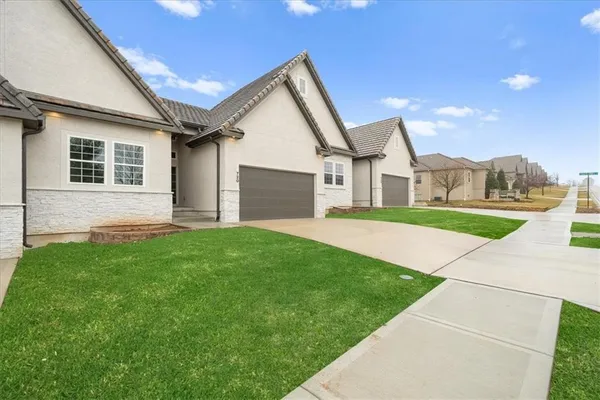 $499,000 | 720 Northeast Lone Hill Drive, Unit B, Lee's Summit, MO 64064