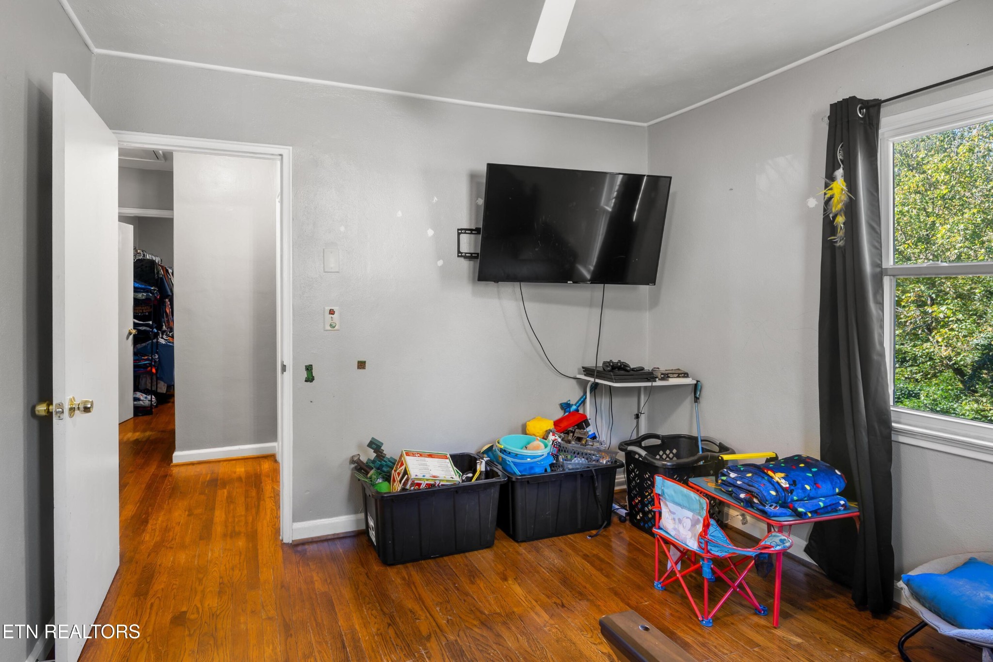 657 Robertsville Road Oak Ridge, TN 37830 - Photo 19 of 28 a living room with furniture and a flat screen tv