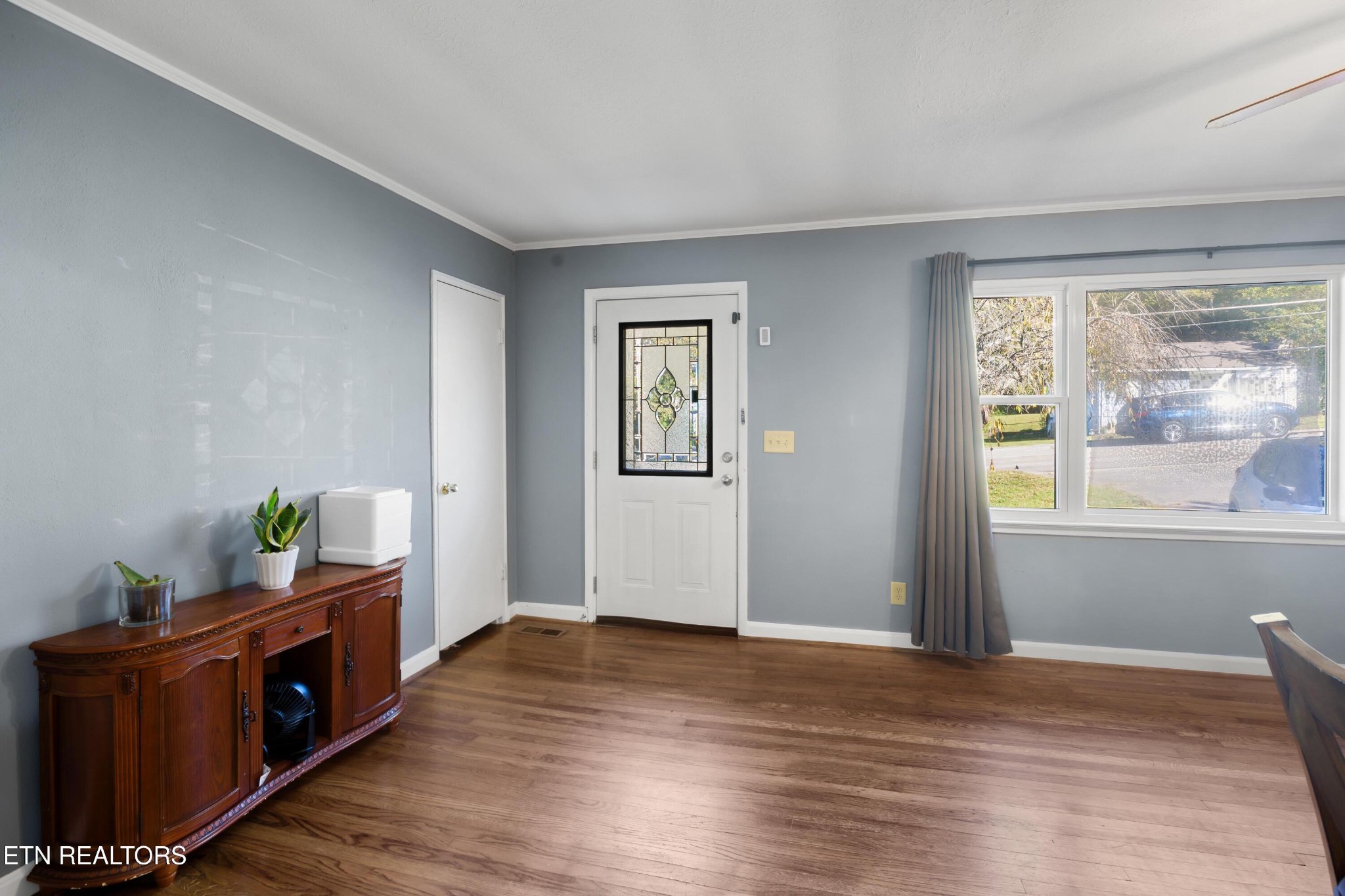 657 Robertsville Road Oak Ridge, TN 37830 - Photo 2 of 28 a living room with furniture and wooden floor