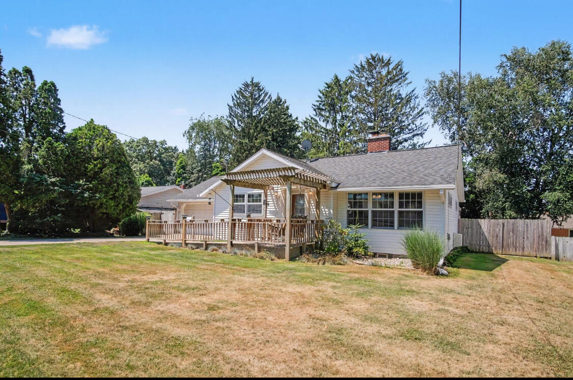 1017 Pearl Street Belding, MI 48809 - Photo 2 of 30 IMG_6910