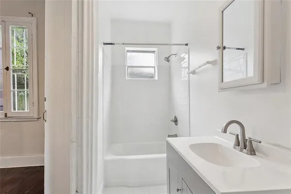 $1,650 | 2021 Burgundy Street, Unit REAR, New Orleans, LA 70116