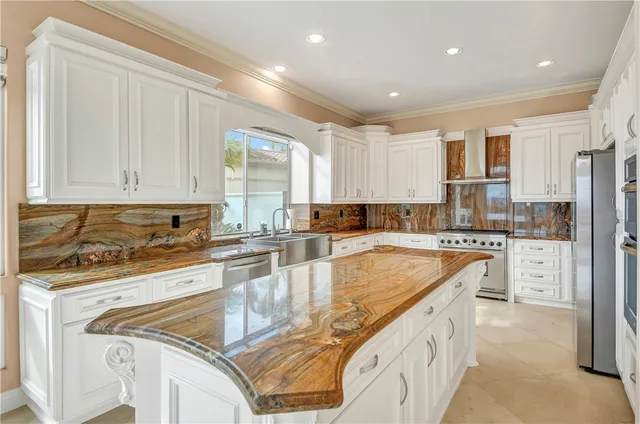 a view of an entryway with a livingroom