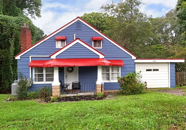 a view of a livingroom with furniture and a ceiling fan