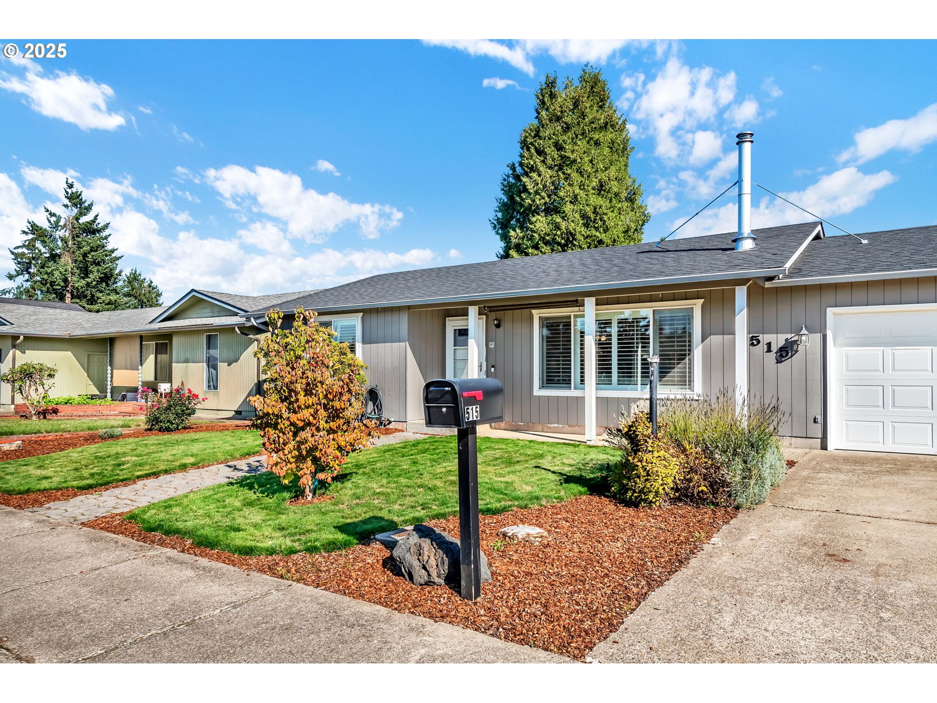 515 70th Street Springfield, OR 97478 - Photo 3 of 47 a front view of a house with garden