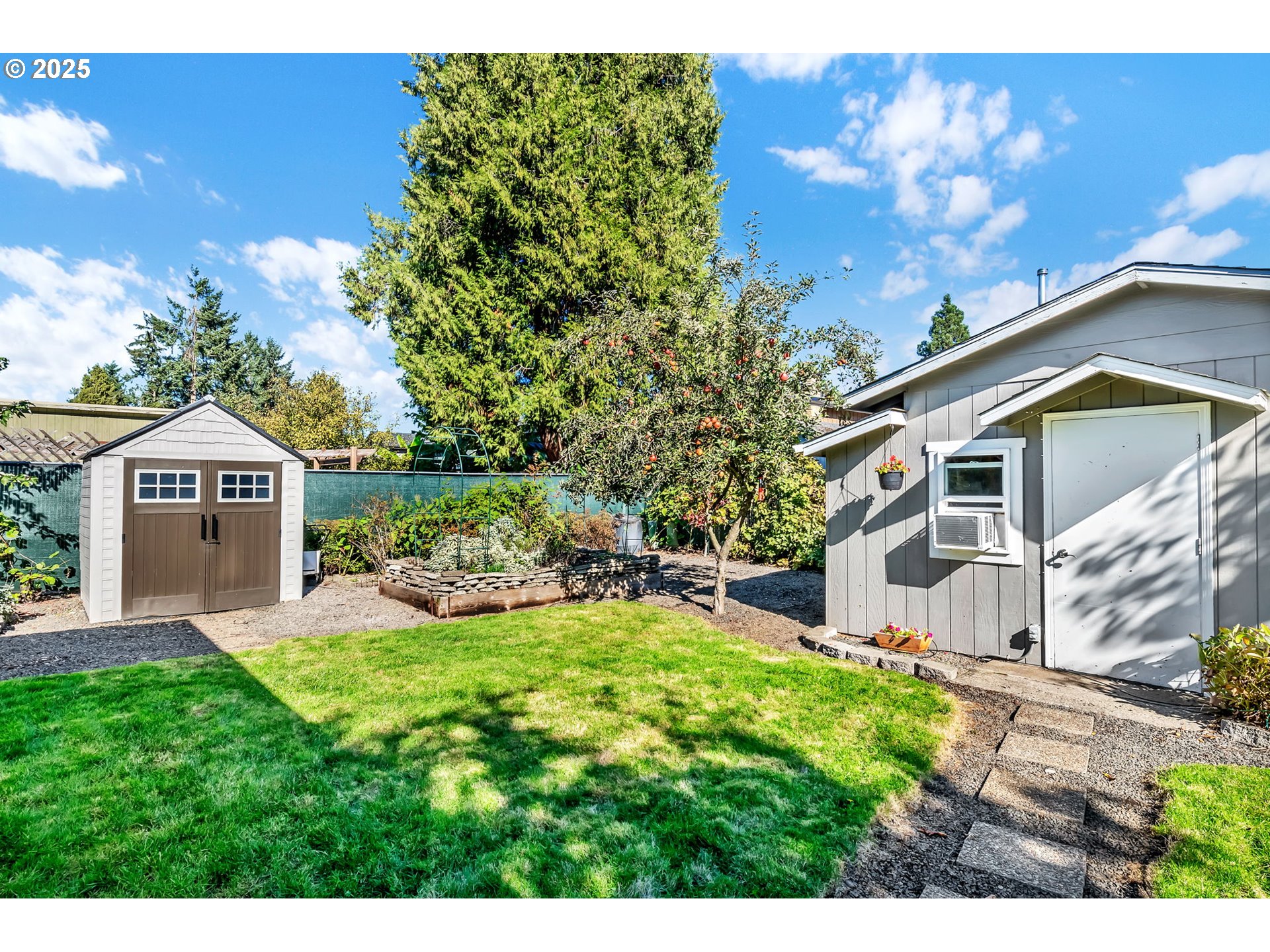 515 70th Street Springfield, OR 97478 - Photo 39 of 47 a front view of a house with garden