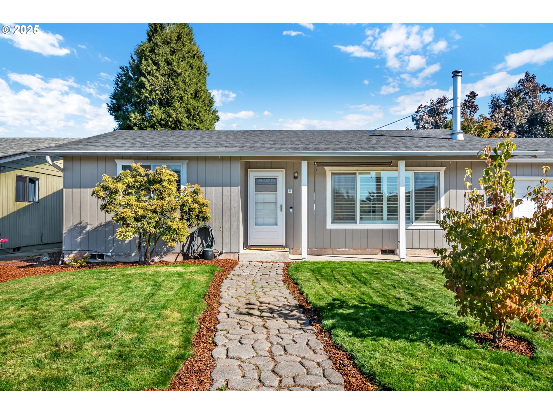 515 70th Street Springfield, OR 97478 - Photo 4 of 47 a view of a house with a garden