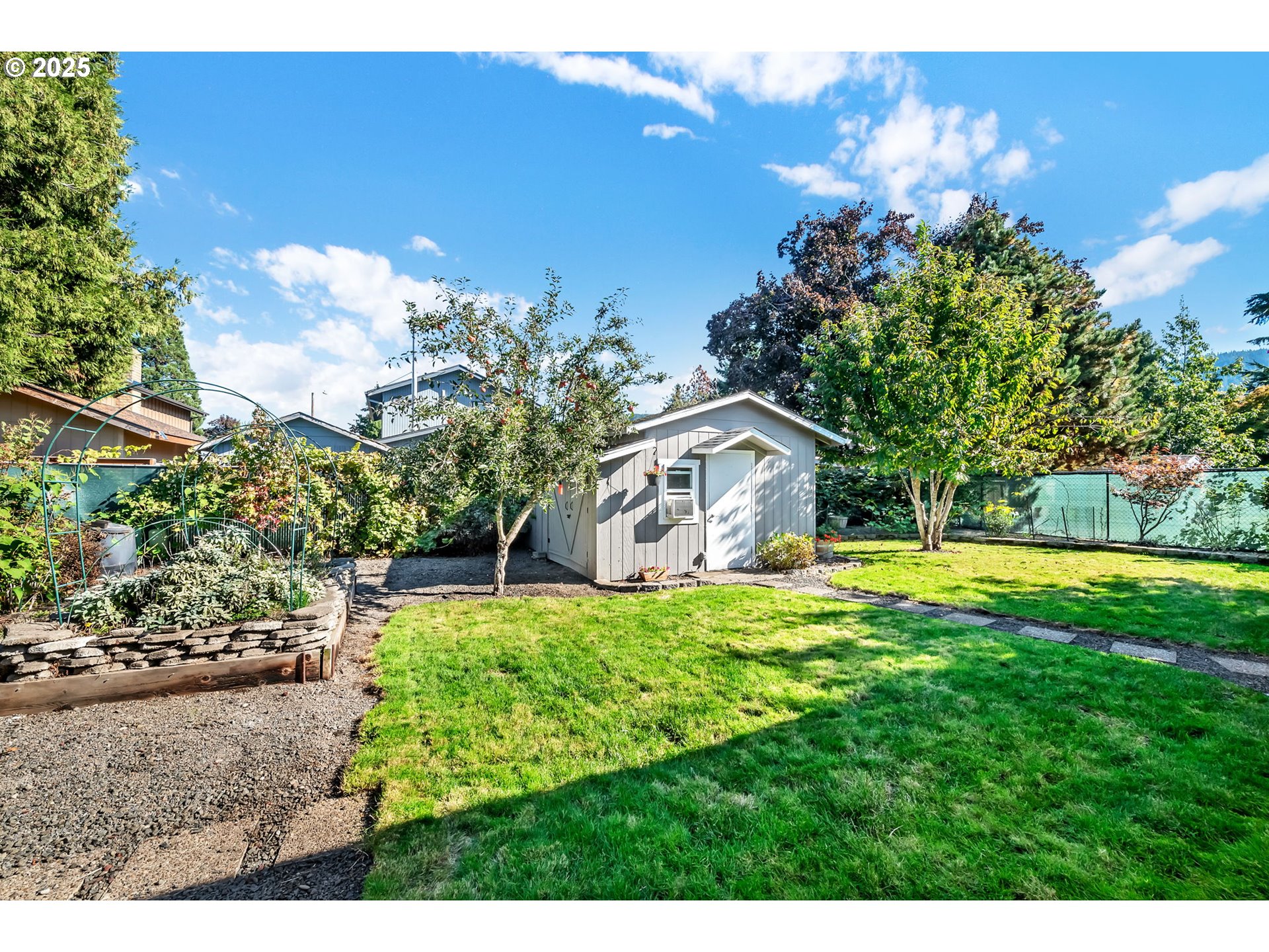 515 70th Street Springfield, OR 97478 - Photo 41 of 47 a front view of a house with garden