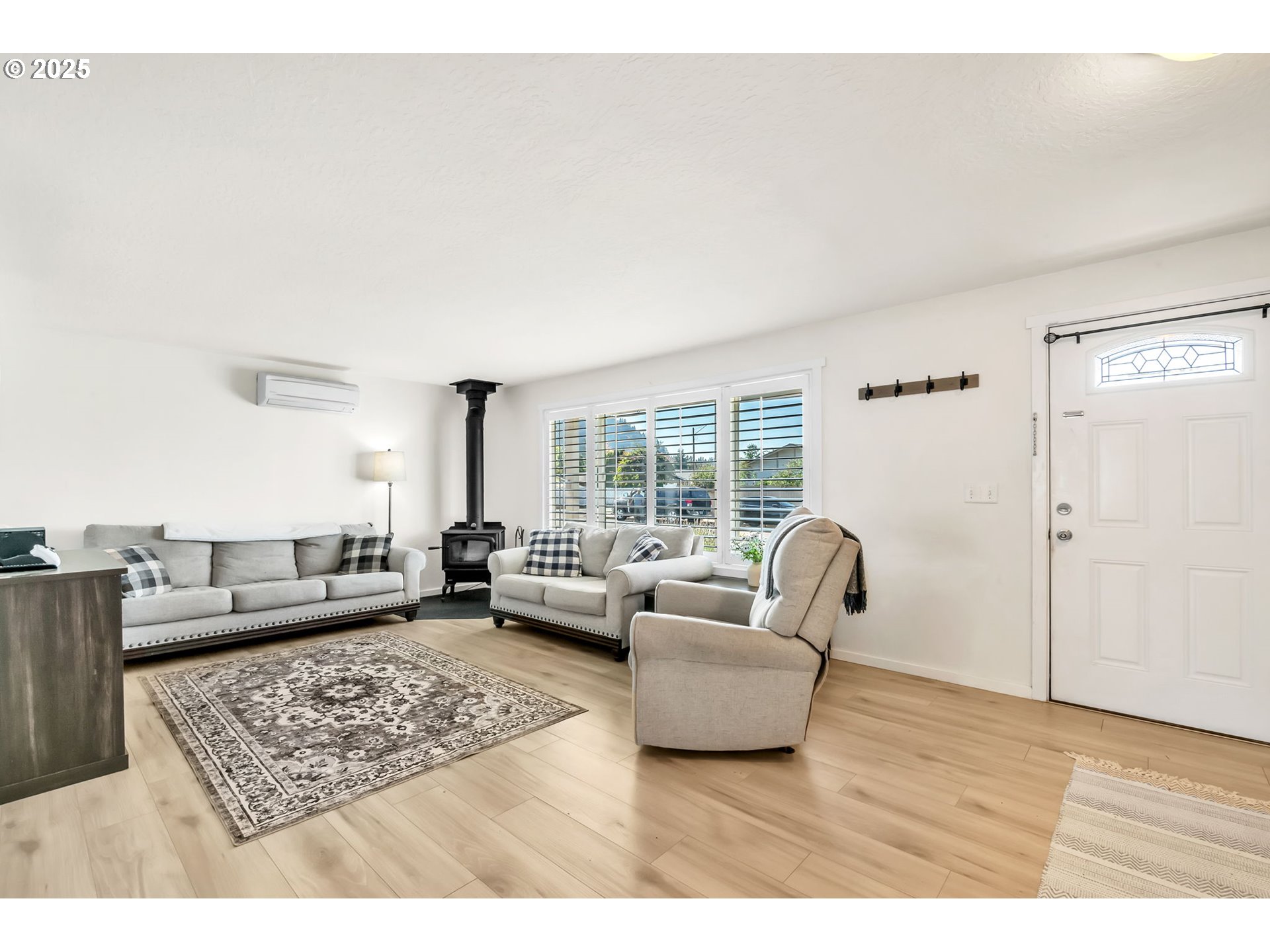515 70th Street Springfield, OR 97478 - Photo 5 of 47 a living room with furniture and a rug