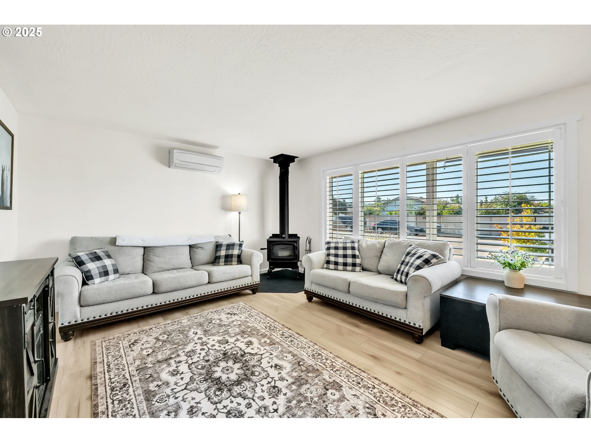 515 70th Street Springfield, OR 97478 - Photo 6 of 47 a living room with furniture and a large window