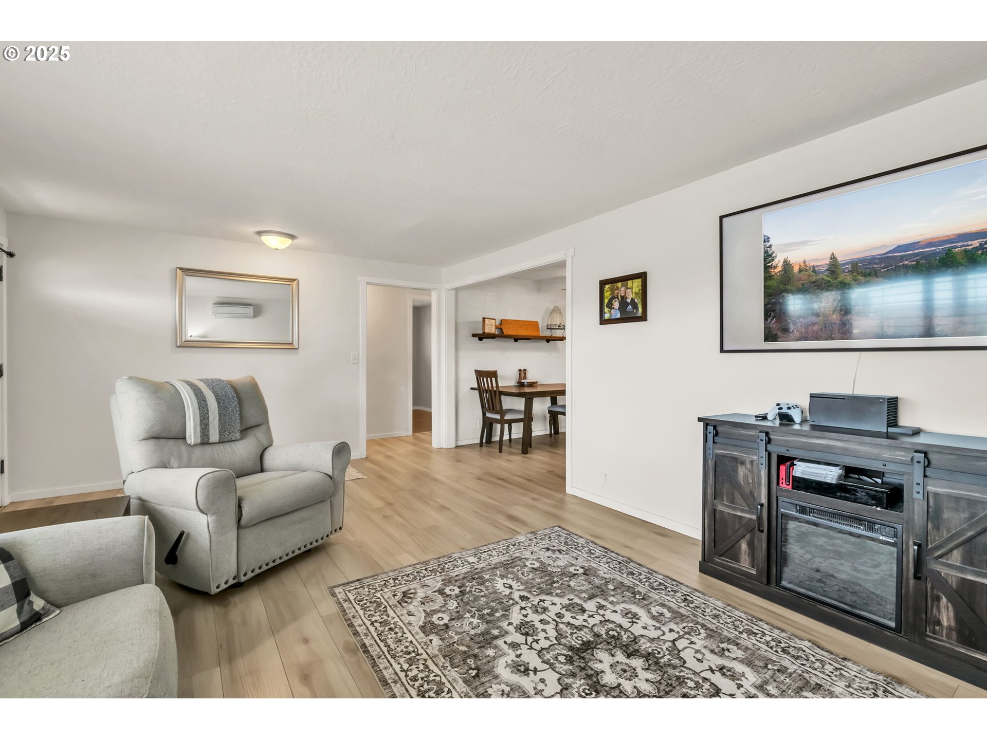 515 70th Street Springfield, OR 97478 - Photo 8 of 47 a living room with furniture and a flat screen tv