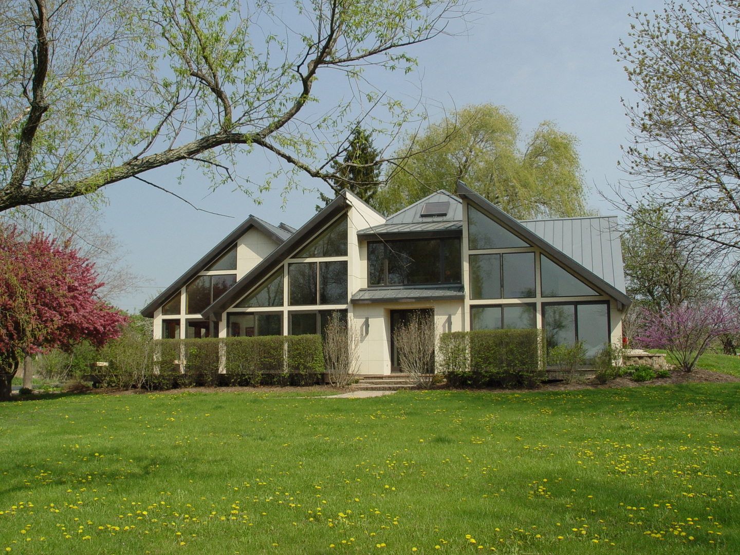 a view of a house with backyard