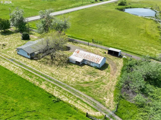 a view of an outdoor space