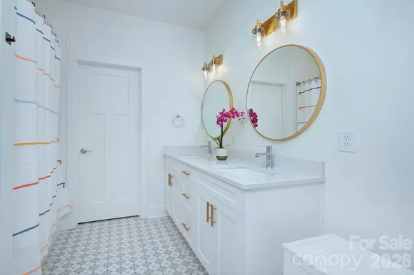 $869,000 | 526 Seldon Drive, Charlotte, NC 28216