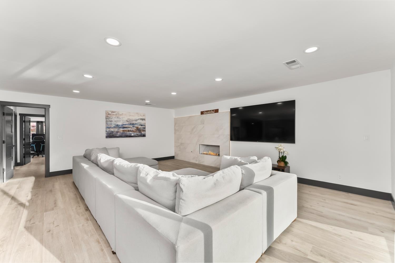 6762 Highland Road Granite Bay, CA 95746 - Photo 29 of 90 a living room with furniture and a flat screen tv