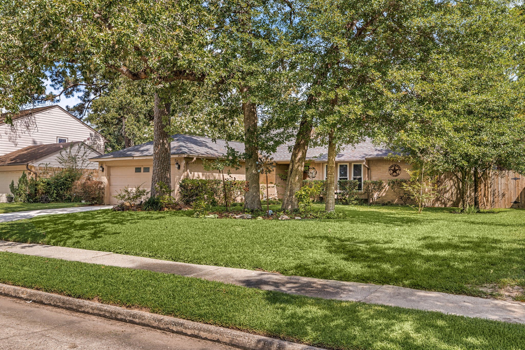 2811 Whispering Springs Drive Spring, TX 77373 - Photo 2 of 31