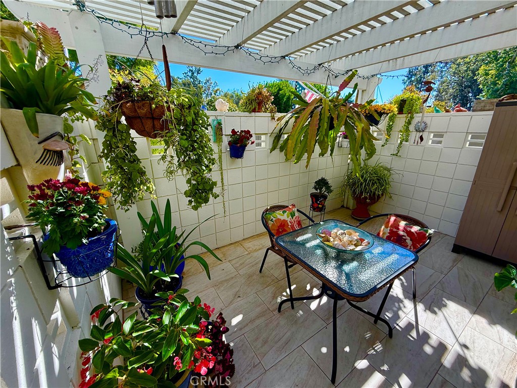 199 Avenida Majorca, Unit C Laguna Woods, CA 92637 - Photo 4 of 30 a outdoor dining room with furniture