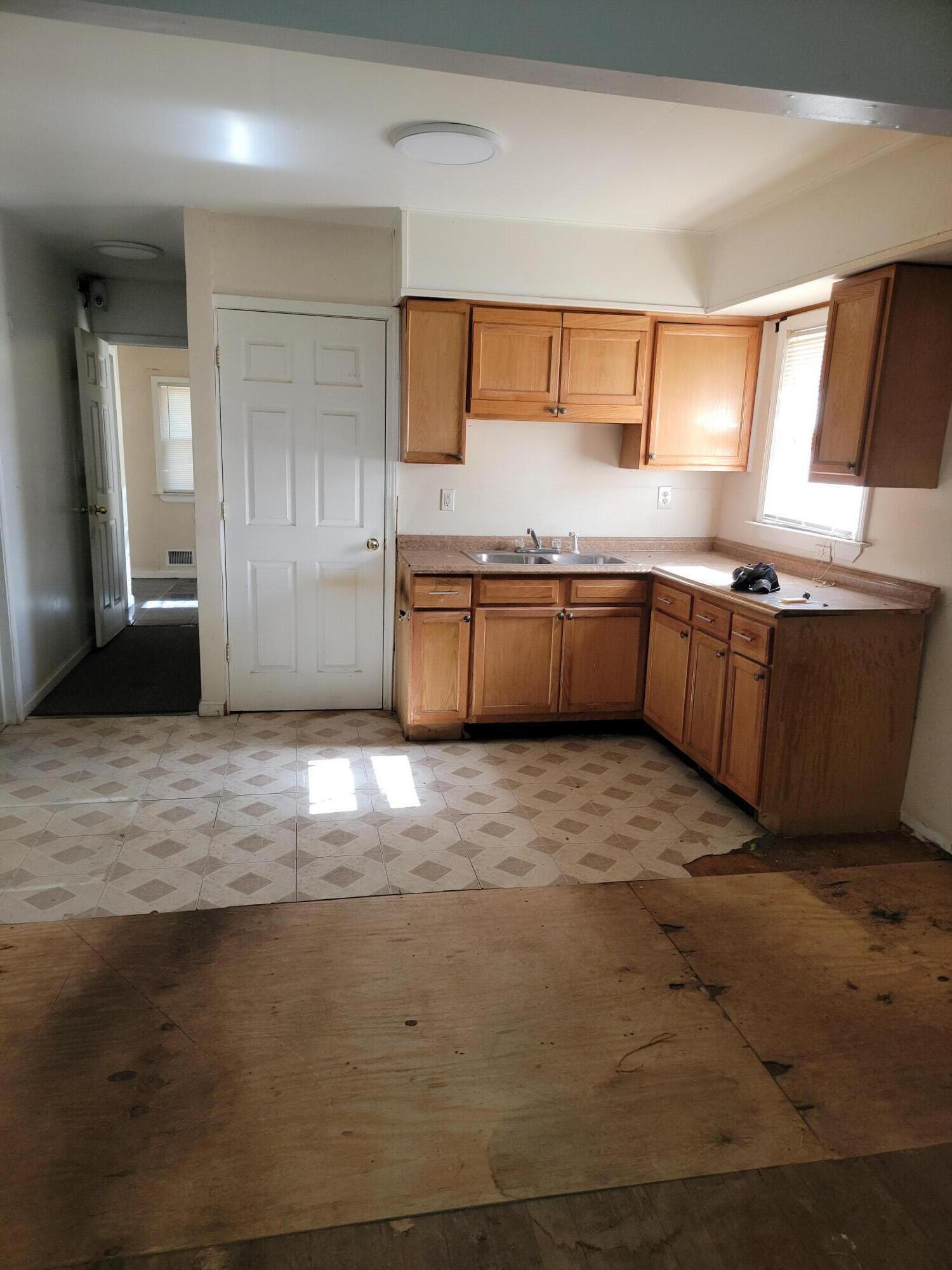 5220 University Place Detroit, MI 48224 - Photo 2 of 9 20241010_114249