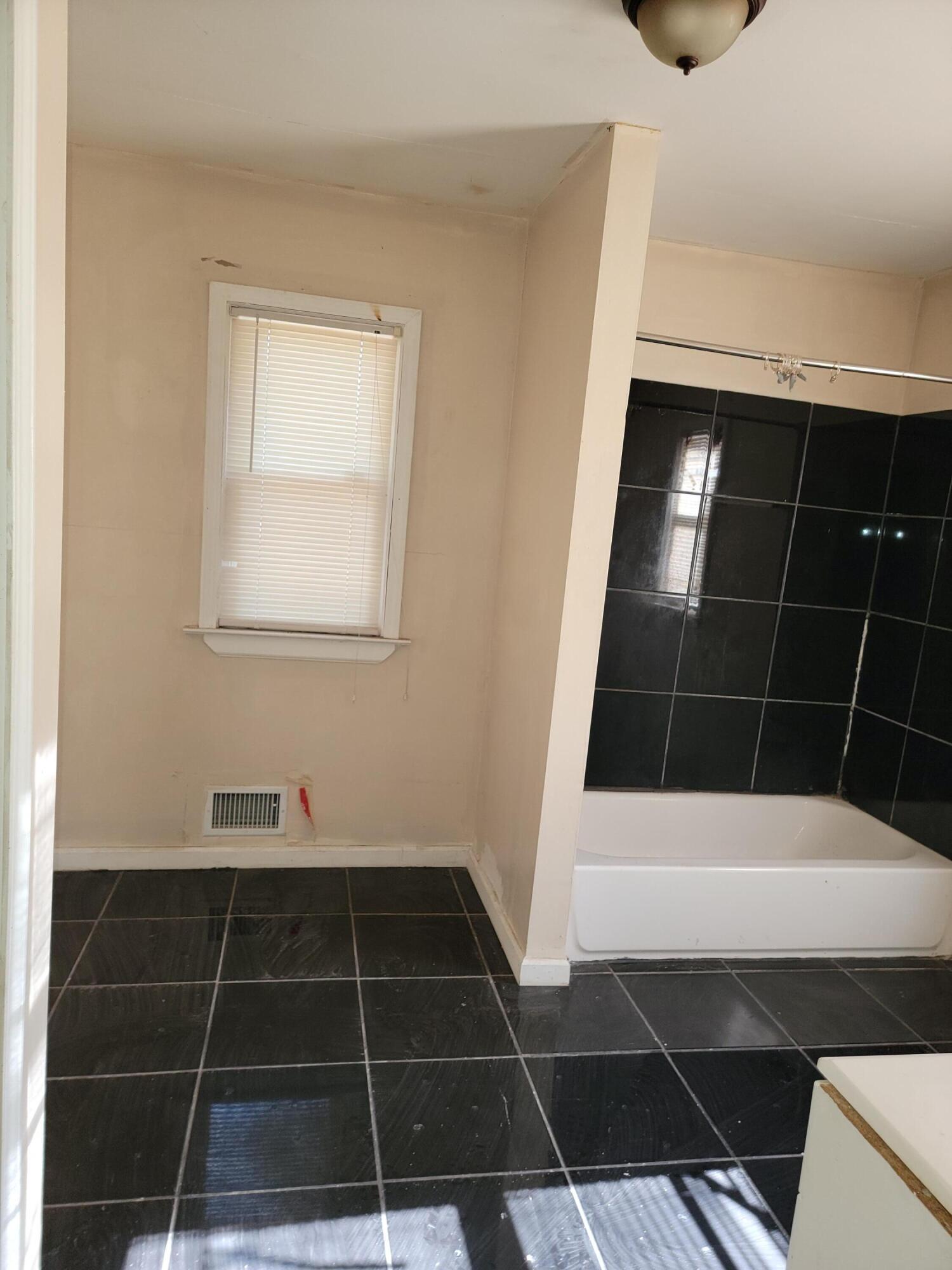 5220 University Place Detroit, MI 48224 - Photo 5 of 9 20241010_114335