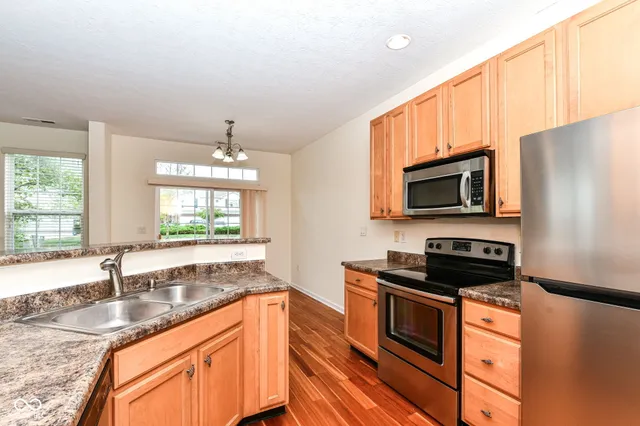 $2,000 | 4012 Weston Pointe Drive, Zionsville, IN 46077