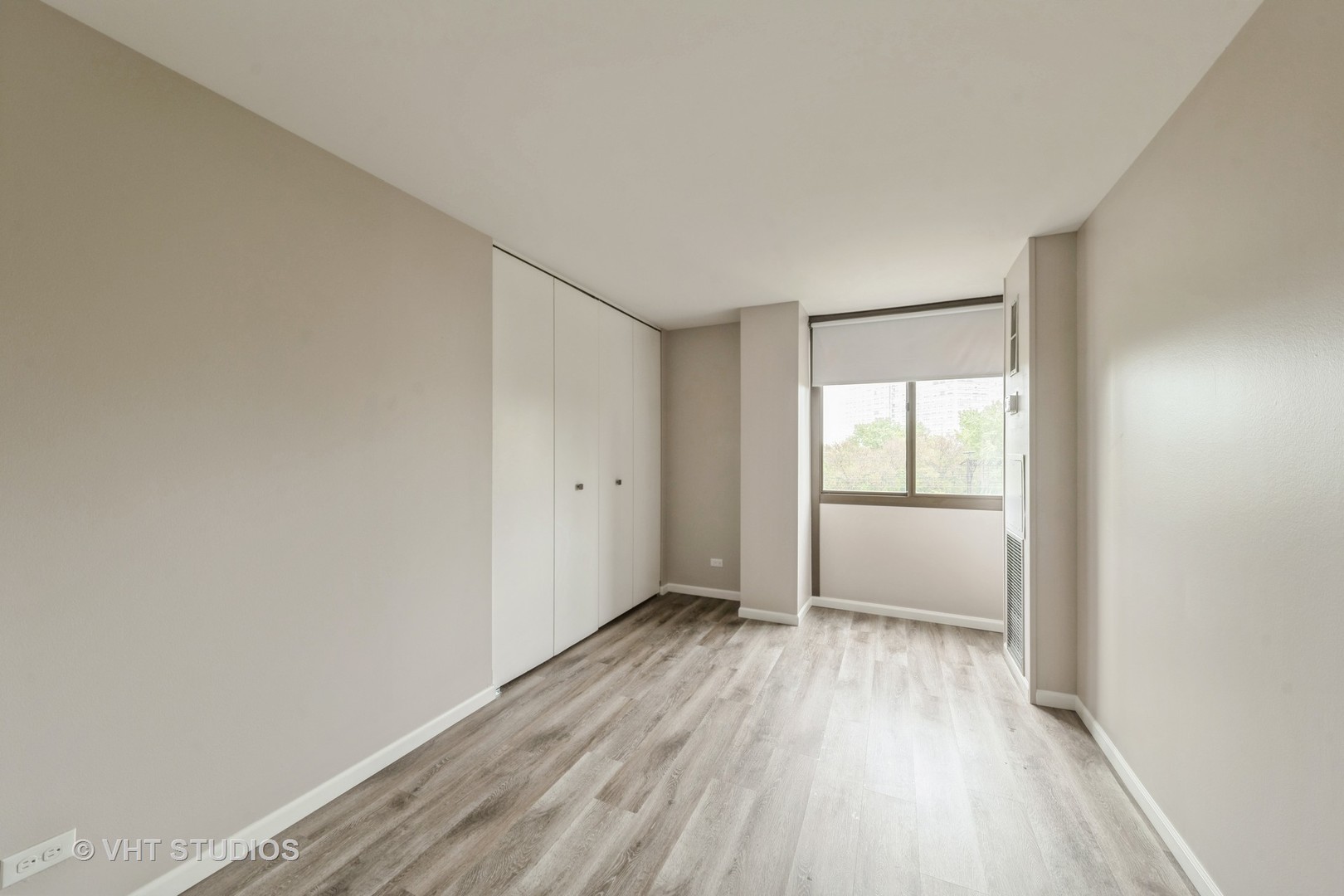 4850 South Lake Park Avenue, Unit 512 Chicago, IL 60615 - Photo 15 of 18 a view of empty room with wooden floor
