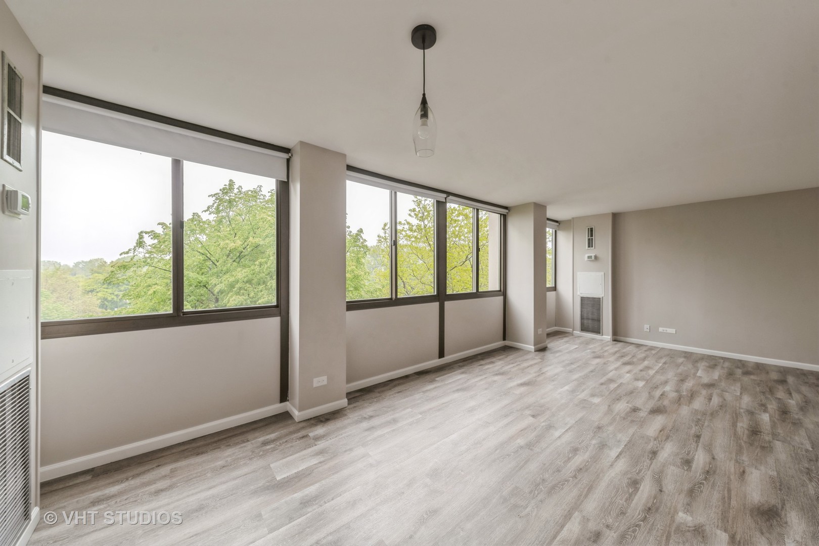 4850 South Lake Park Avenue, Unit 512 Chicago, IL 60615 - Photo 4 of 18 a view of an empty room with a window
