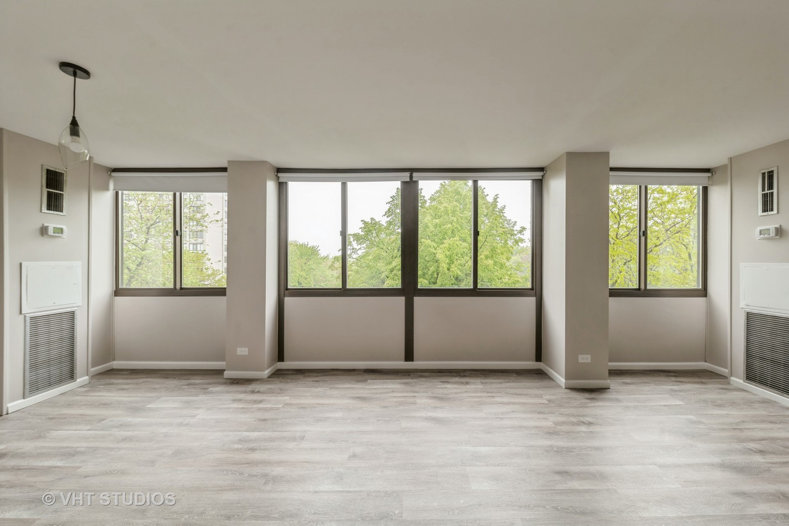 4850 South Lake Park Avenue, Unit 512 Chicago, IL 60615 - Photo 6 of 18 a view of an empty room with a window