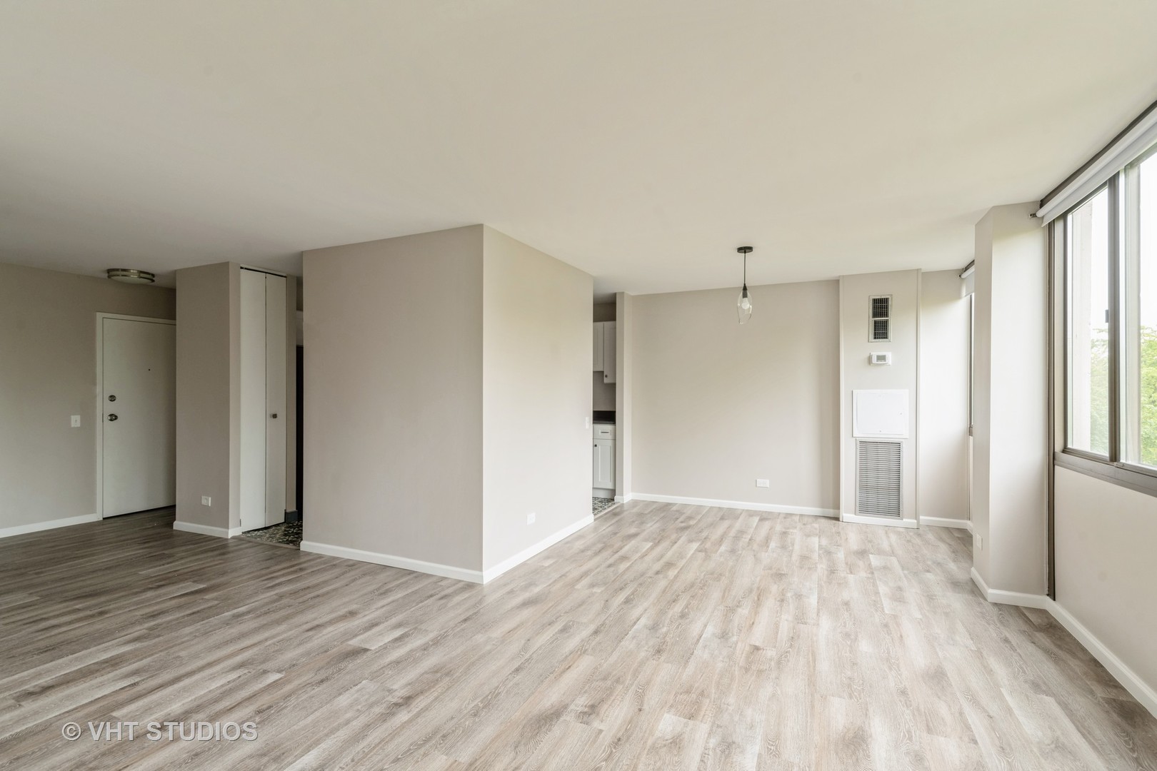 4850 South Lake Park Avenue, Unit 512 Chicago, IL 60615 - Photo 8 of 18 a view of a big room with wooden floor and windows