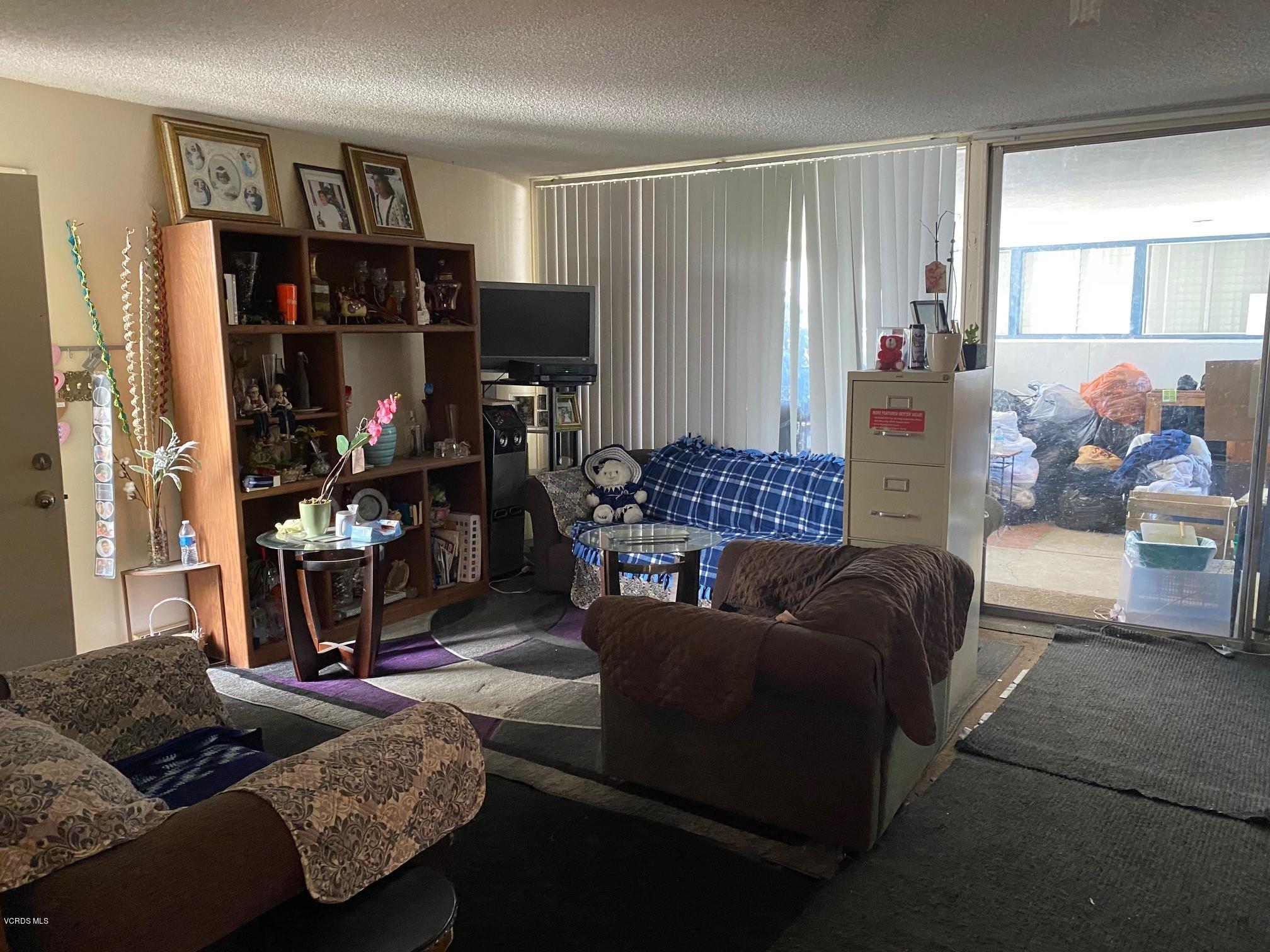 1367 Edgewood Way, Unit 67 Oxnard, CA 93030 - Photo 10 of 13 a living room with furniture and a window