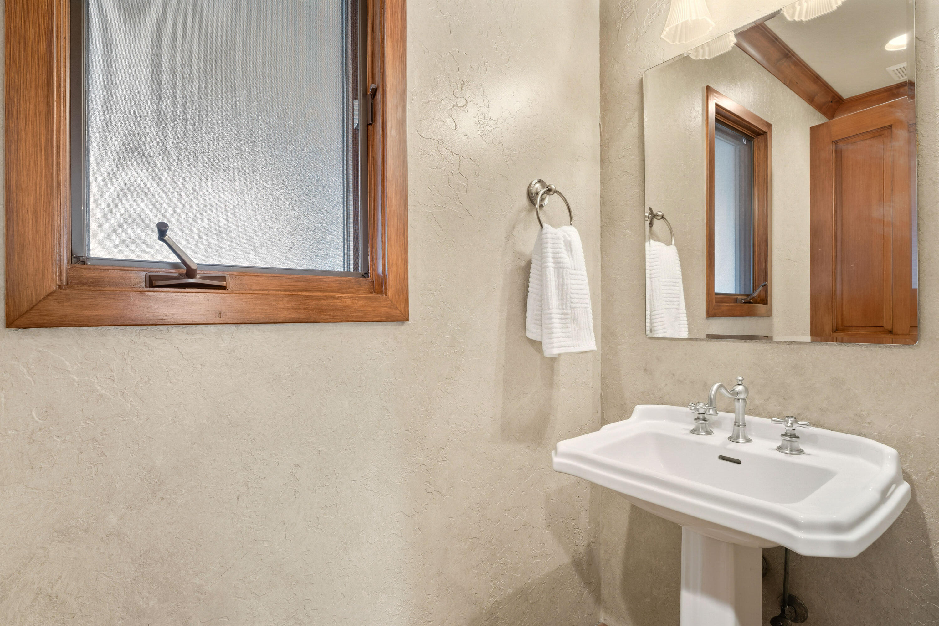 17995 North Course Lane, Unit 8 Sunriver, OR 97707 - Photo 33 of 44 half bathroom