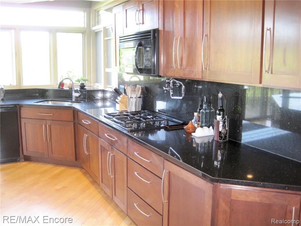 6787 Oakhurst Ridge Road Clarkston, MI 48348 - Photo 10 of 37 Gas Stovetop