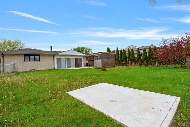 a view of a back yard
