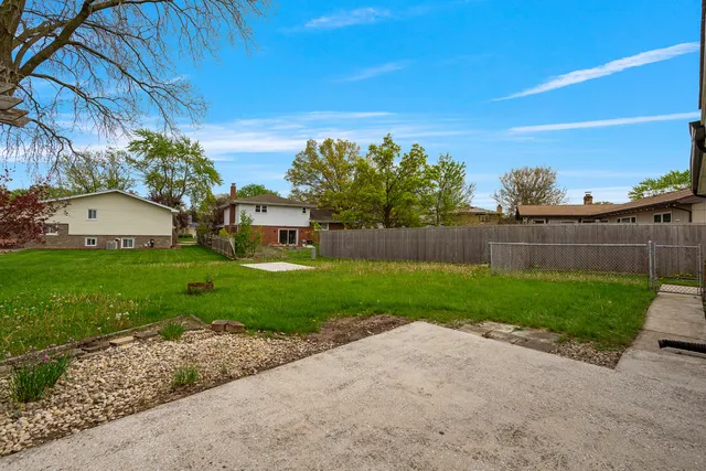 a view of a house with backyard and garden