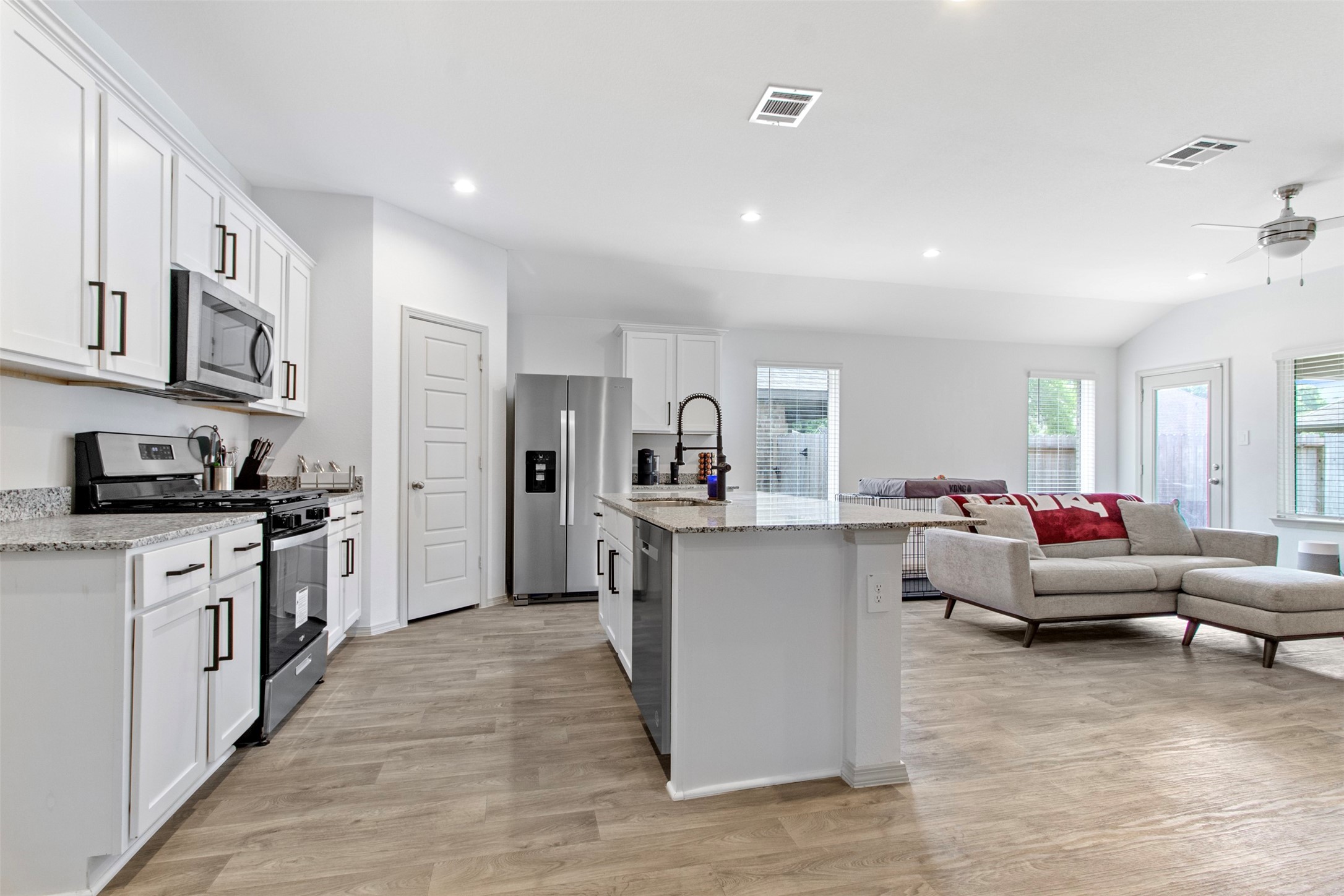 6685 Riplee Street Beaumont, TX 77713 - Photo 9 of 29 Kitchen with stainless steel appliances