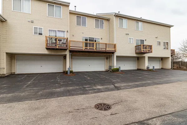 $2,700 | 522 Richard Brown Boulevard, Volo, IL 60073