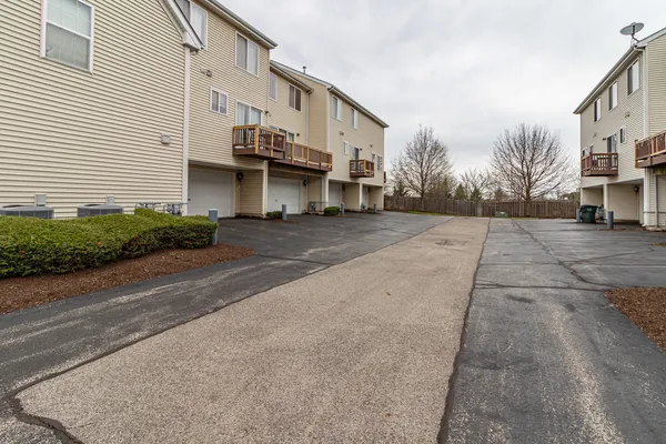 $2,700 | 522 Richard Brown Boulevard, Volo, IL 60073