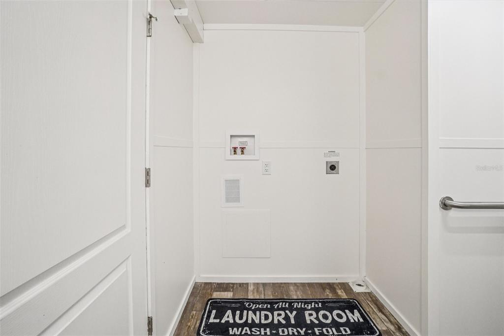 808 Southwest 124th Lane Webster, FL 33597 - Photo 10 of 18 a bathroom