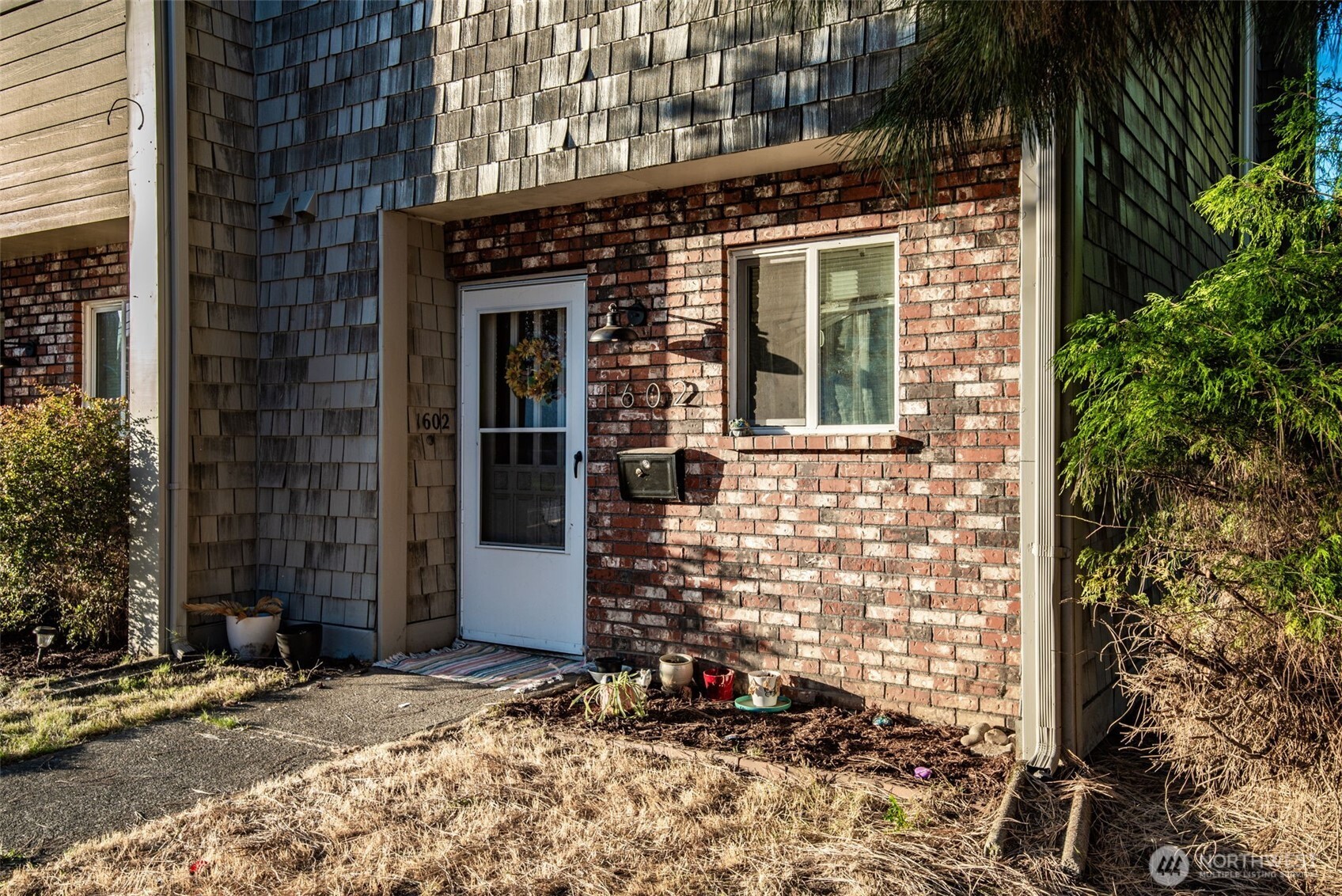 1602 Delaware Street Longview, WA 98632 - Photo 11 of 40 a front view of a building with a window