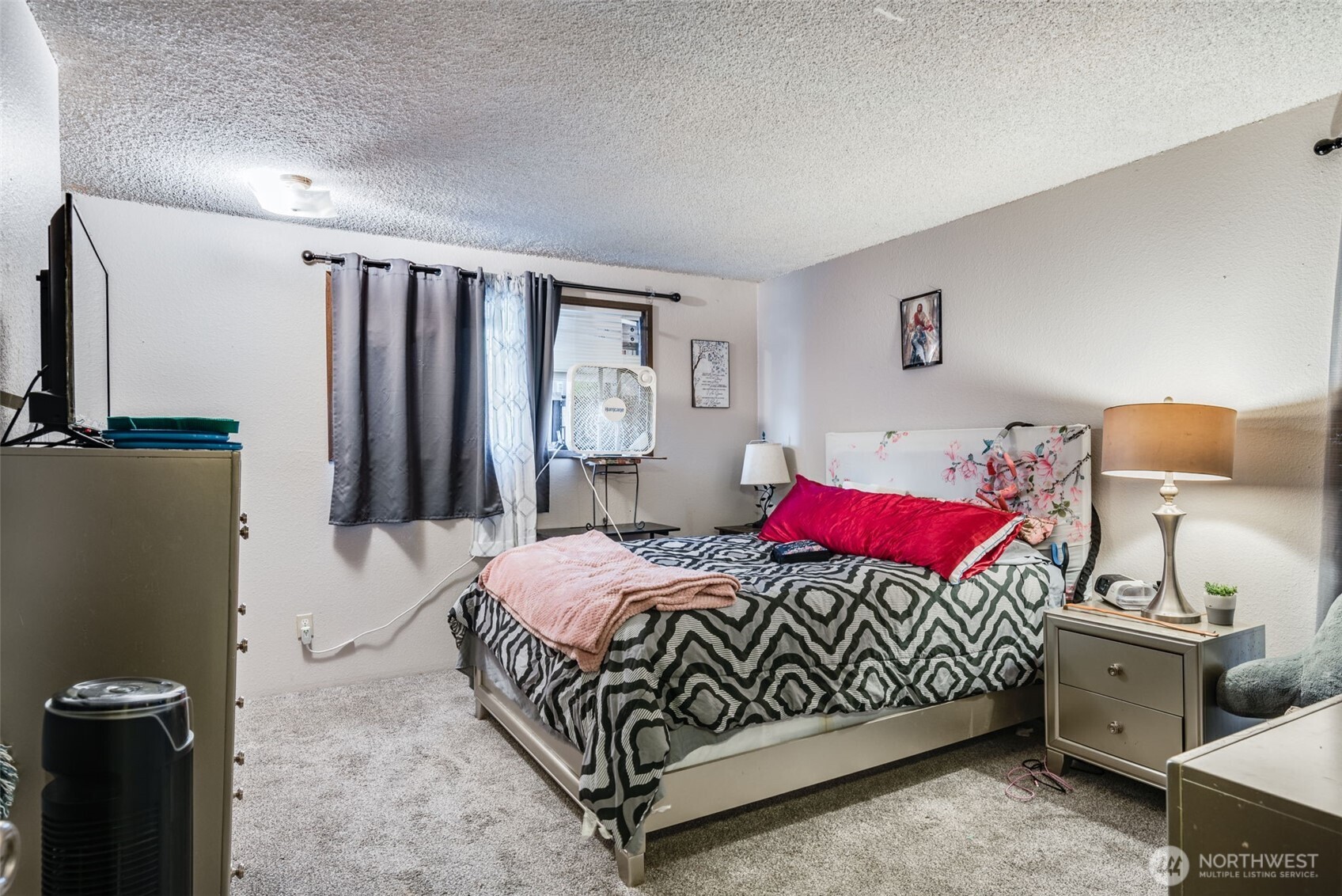 1602 Delaware Street Longview, WA 98632 - Photo 15 of 40 a bedroom with a bed and a flat screen tv